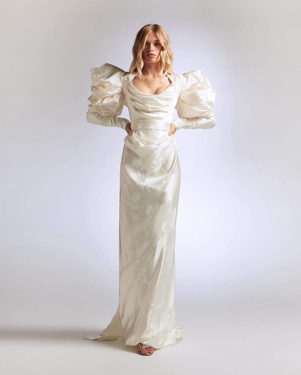 我們持續看見她設計婚紗。