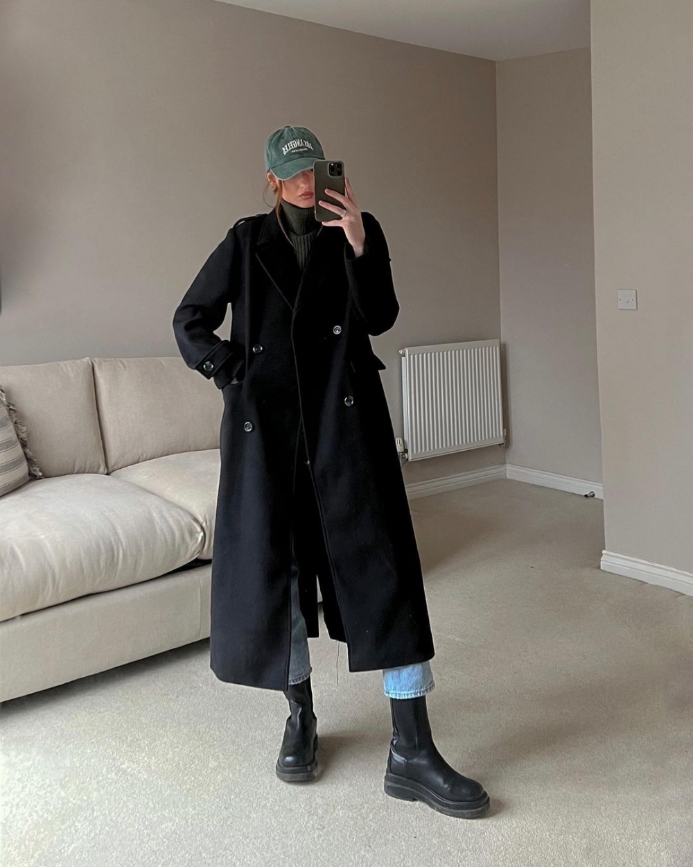 大衣外套搭配牛仔褲。