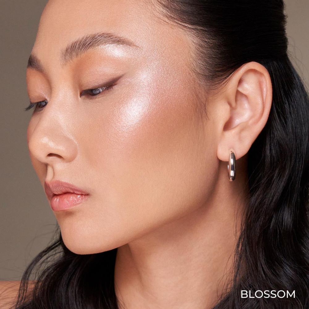 些許微閃光澤讓妝容更細緻