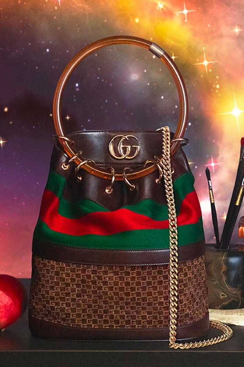 Gucci圓形提把水桶包開口自然垂墜露出內裡的Gucci Logo