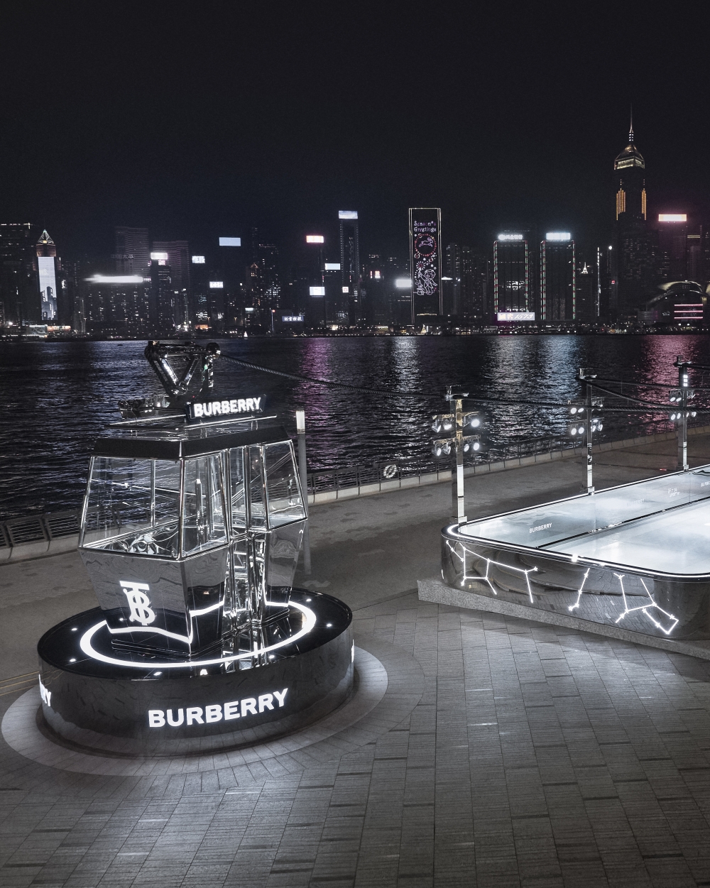 在旁還有鏡面纜車。