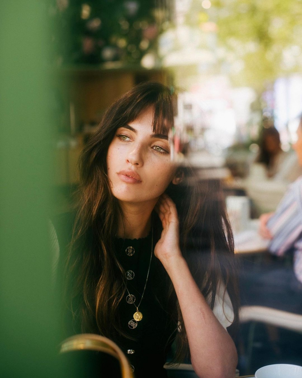 一頭浪漫飄逸的大捲髮