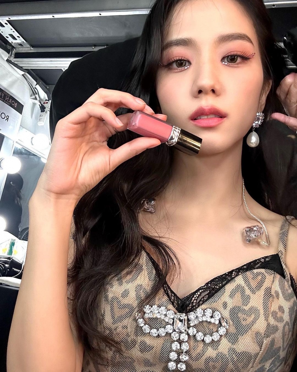 能搭配與水鑽同色系的水嫩唇彩