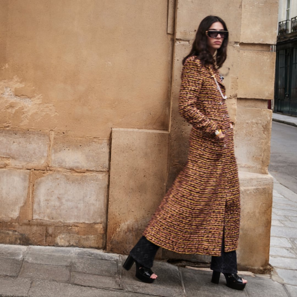 在本次秀場前釋出的形象照。