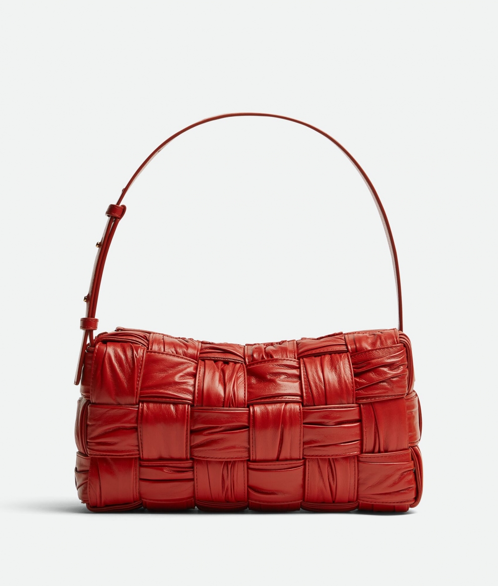 俐落腋下包的Bottega Veneta Brick Cassette。