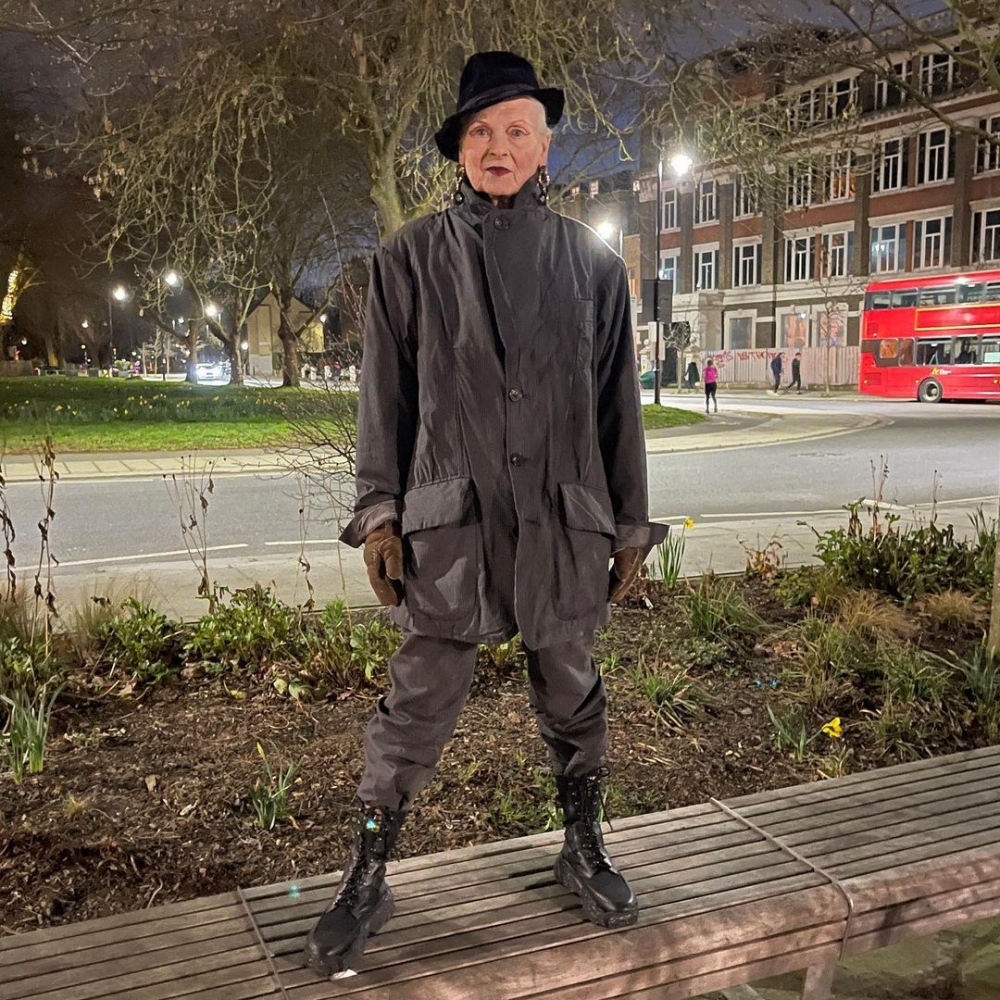 他總是在社群上分享Vivienne Westwood的照片。