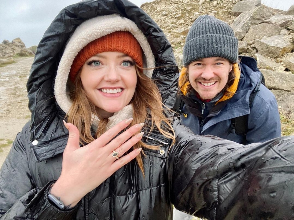 她在社群上分享被求婚的消息。