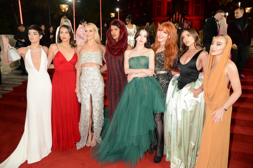 她與一眾名人合影。