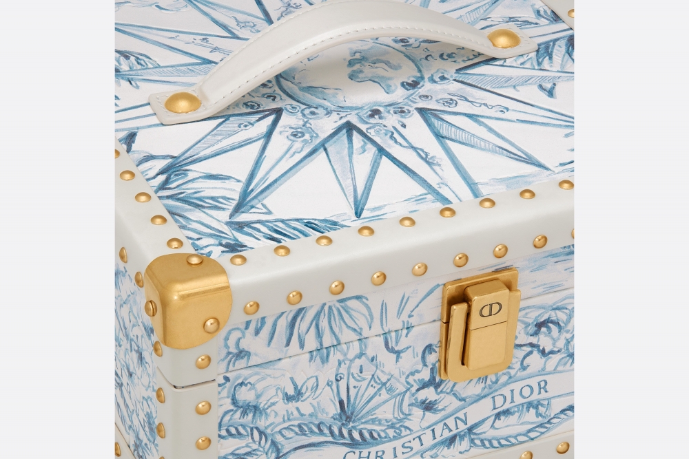 使用Sbalzo技術於小牛皮上手繪而成