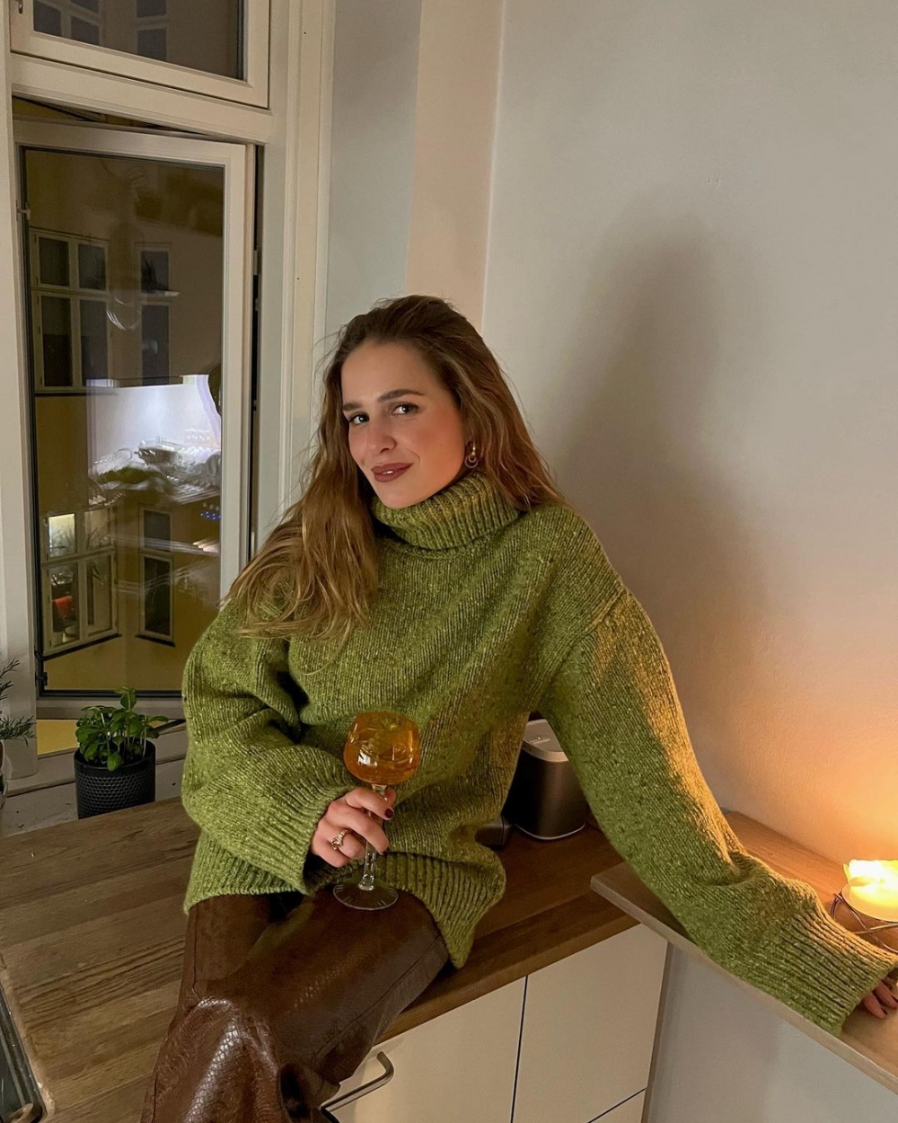 高領毛衣+皮褲的時髦搭配。