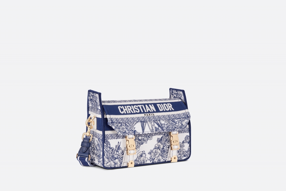 翻蓋設計配以配以金屬色調「CD」釦環