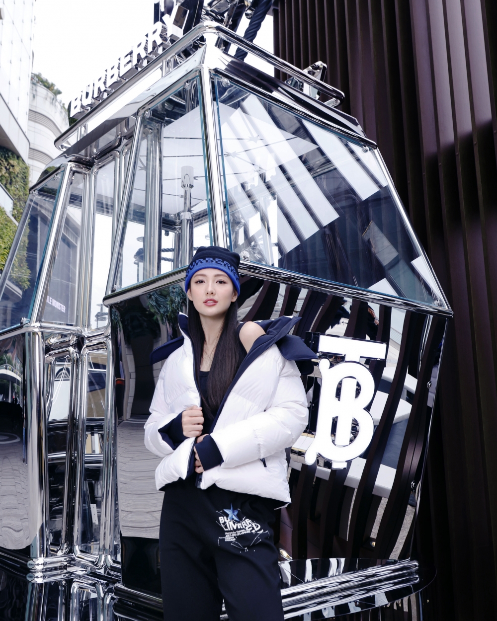 Mandy Tam在鏡面纜車前留下合影。