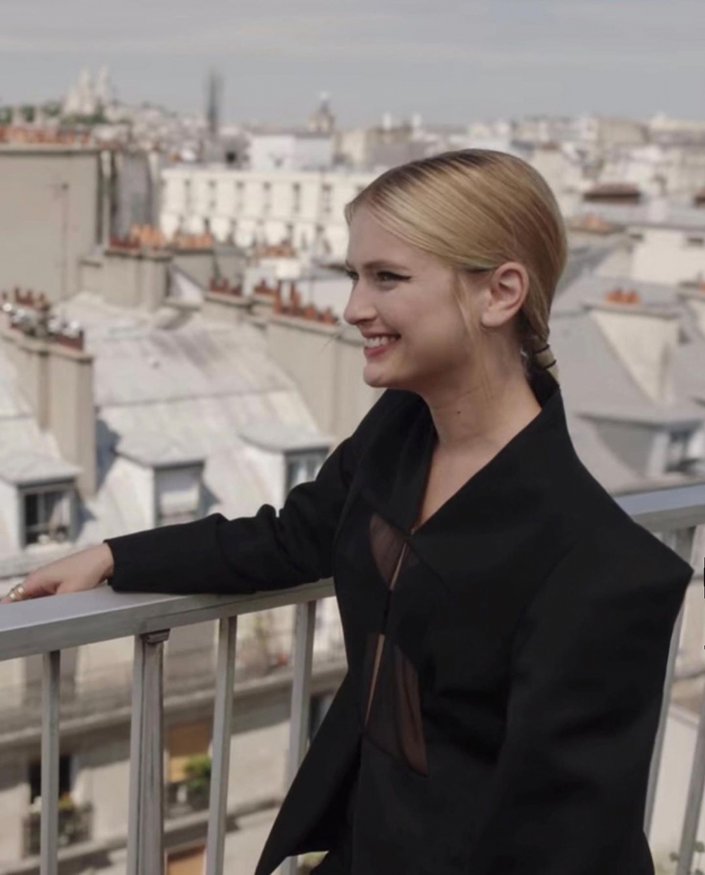 在《Emily In Paris》第三季中Camille迷人詮釋。