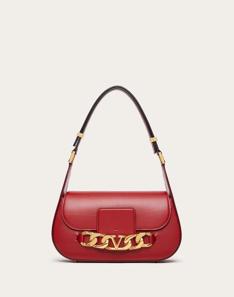 時髦又俐落的VLogo Chain Shoulder Bag in Calfskin。