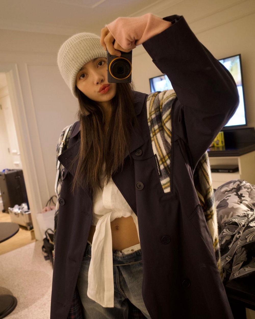 因為Y2K而流行的低腰牛仔褲。