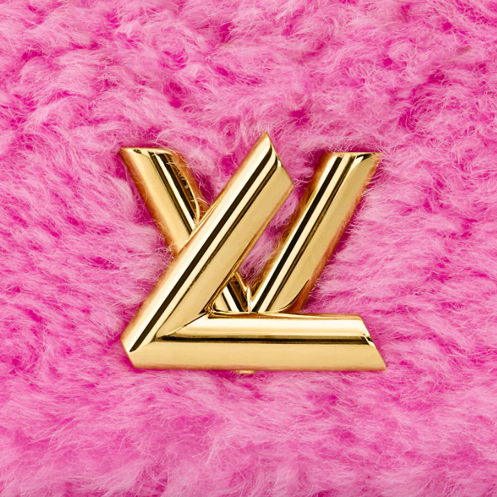 被毛茸茸包圍的LV Logo。