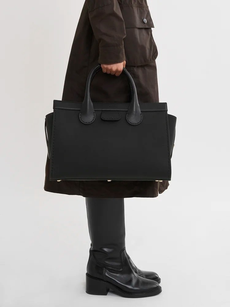 可手提的設計,讓它更加優雅。