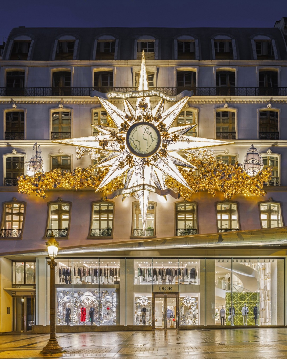 巴黎Dior精品店內的閃閃發光的裝飾品與窗外的聖誕裝置熠熠生輝
