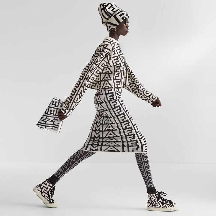 黑白配色，讓它在日常也非常好搭配。