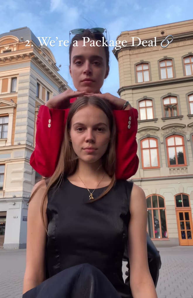 一個人將手與頭放在另一個人的頭上。