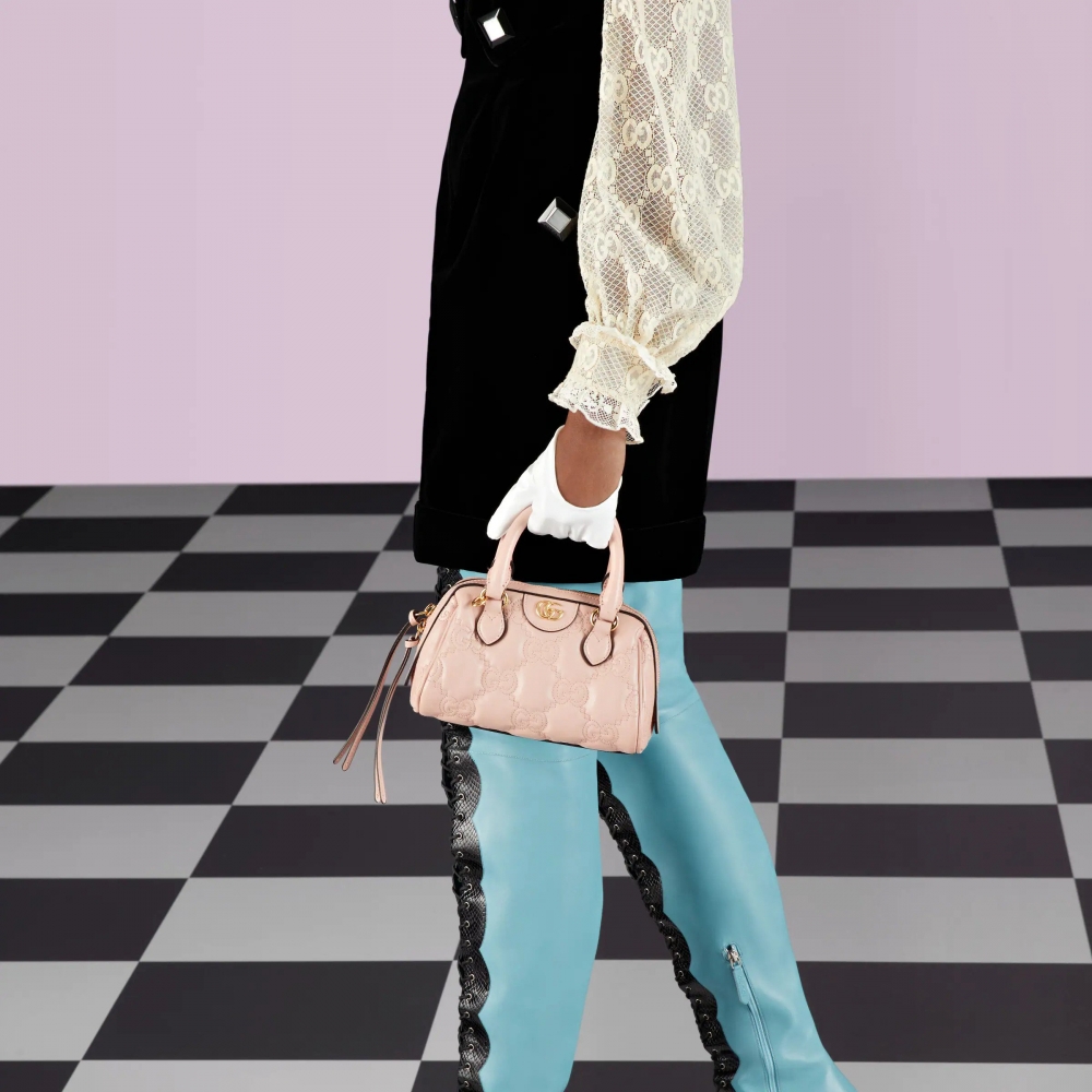 模特兒演繹Gucci GG Matelassé Mini Bag。