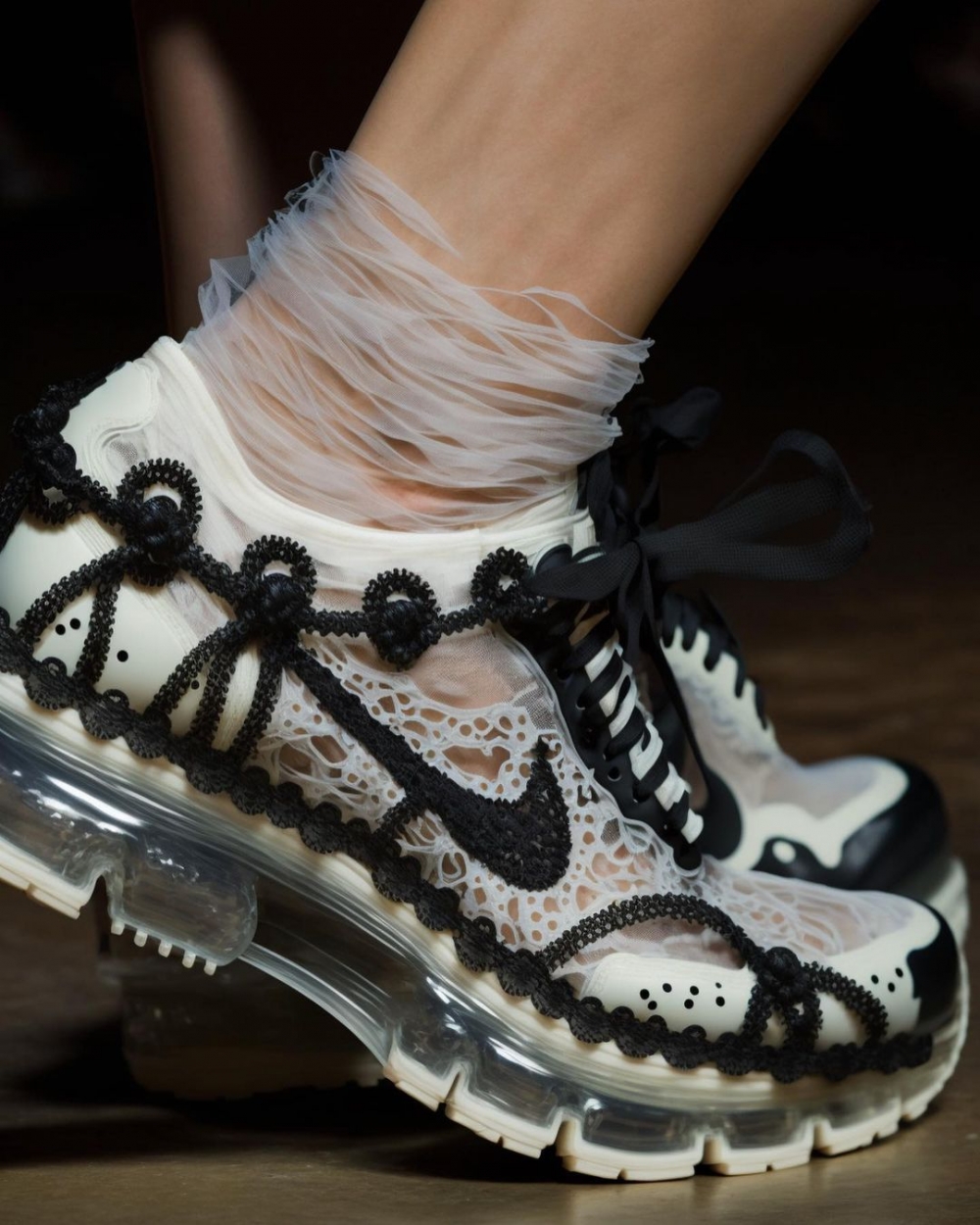 黑白雙色的Nike球鞋。