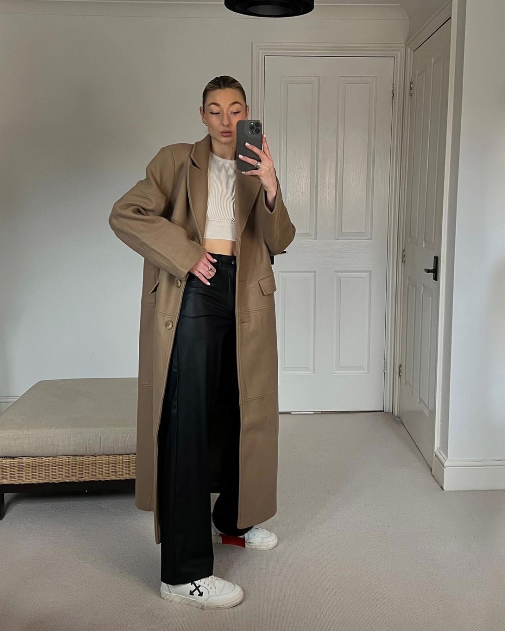 皮革大衣外套搭配牛褲。