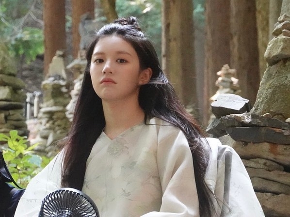 淡淡的唇妝更顯純欲之美。