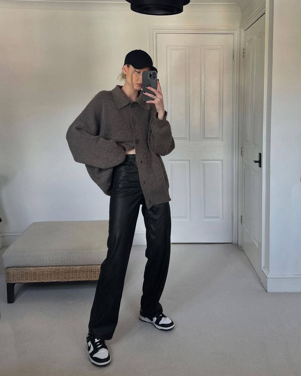 針織外套搭配皮革褲。