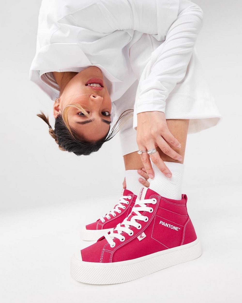 Cariuma推出與Pantone聯名的鞋款。