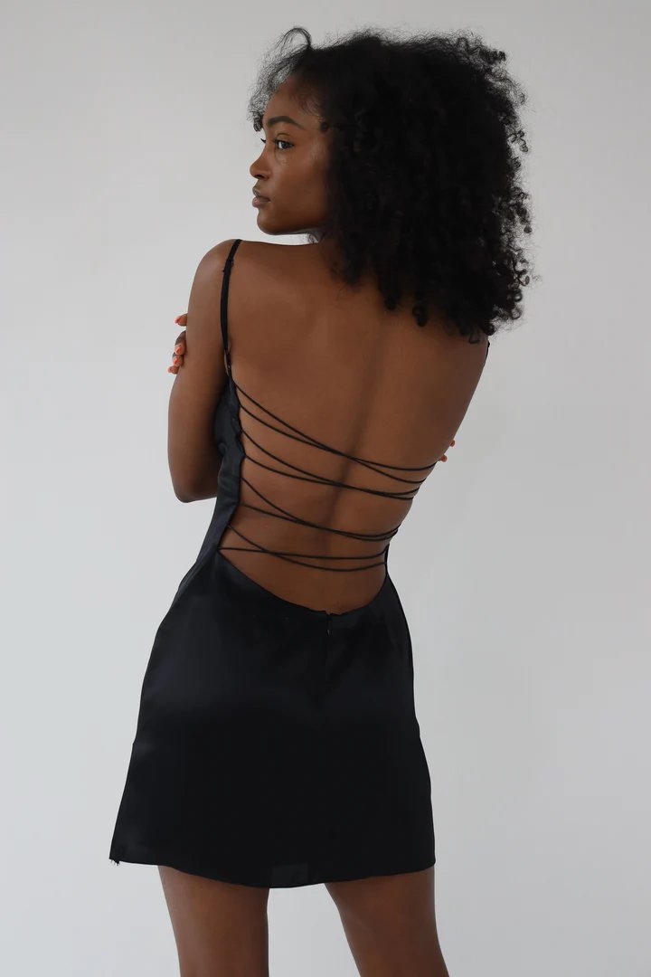 背面的露背設計也別有巧思。