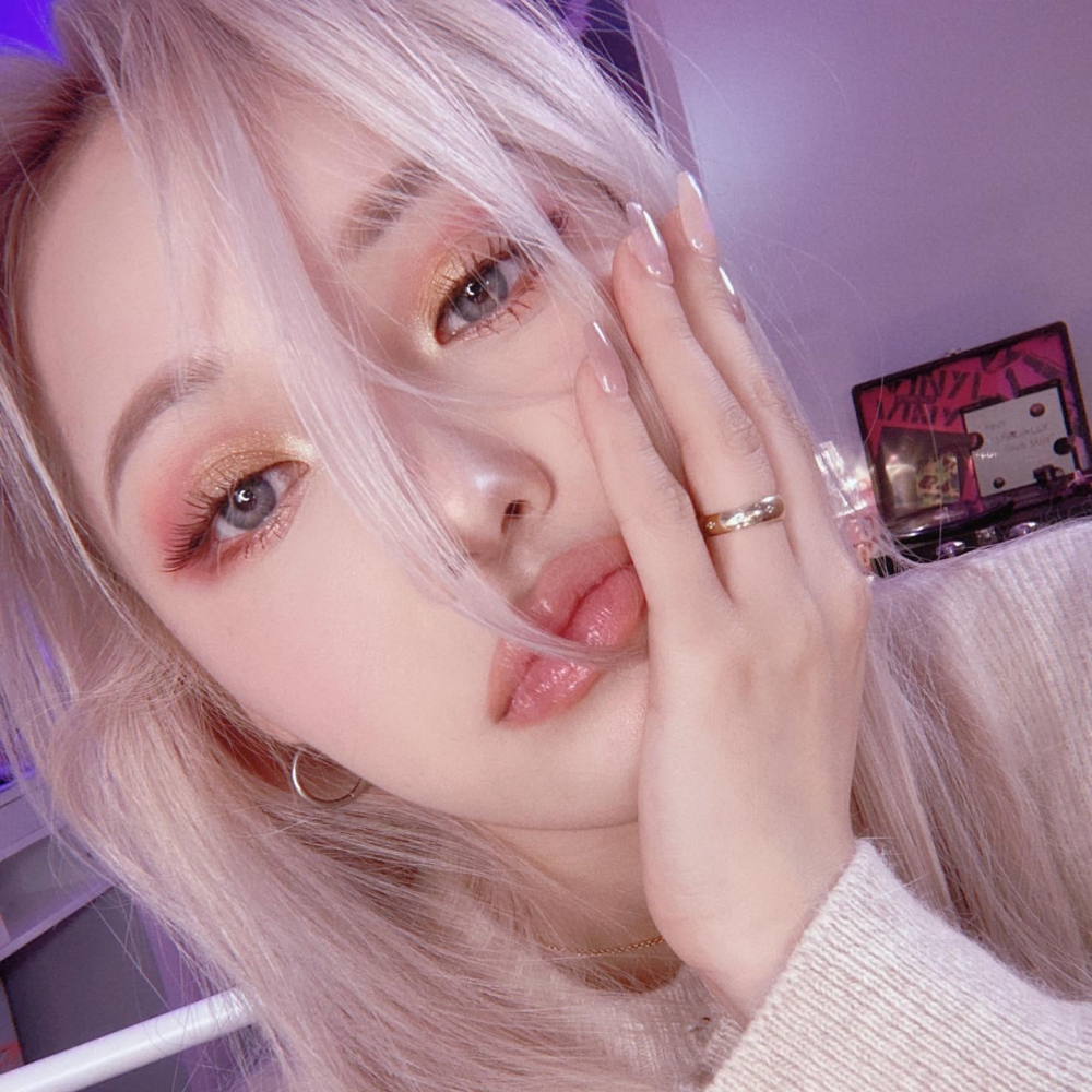 身為美妝老手的你也能嘗試這款金屬光眼影