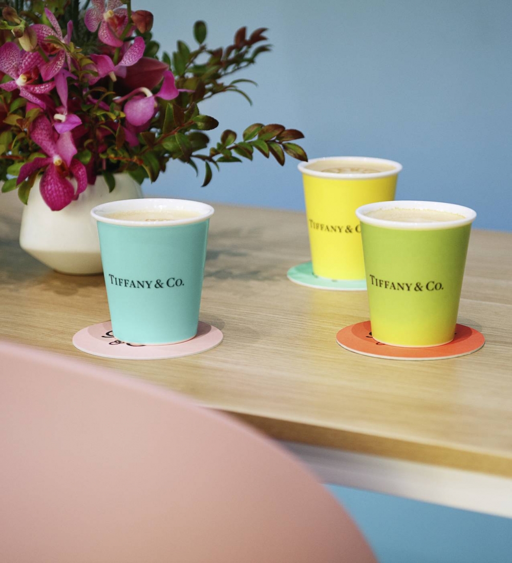 餐具也採用橘、黃、綠、以及經典的Tiffany & Co.藍色