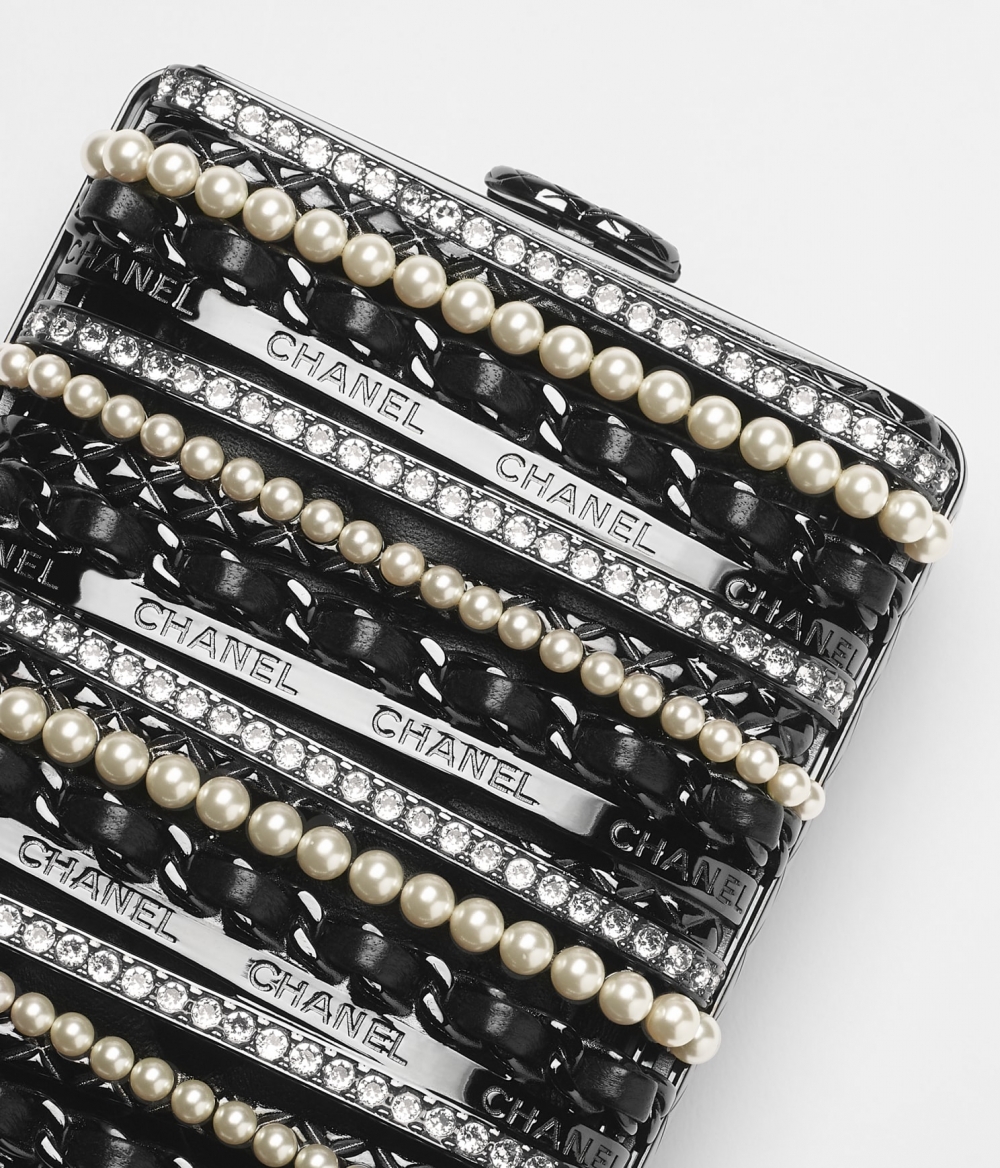 成串水鑽、仿珍珠與金色金屬