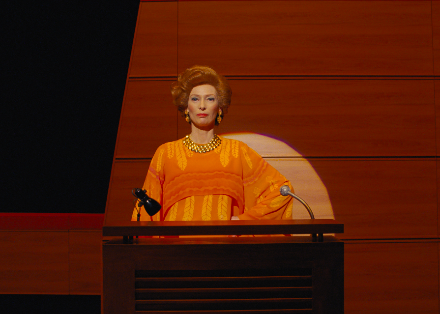 在電影《The French Dispatch》裡復古的裝扮。