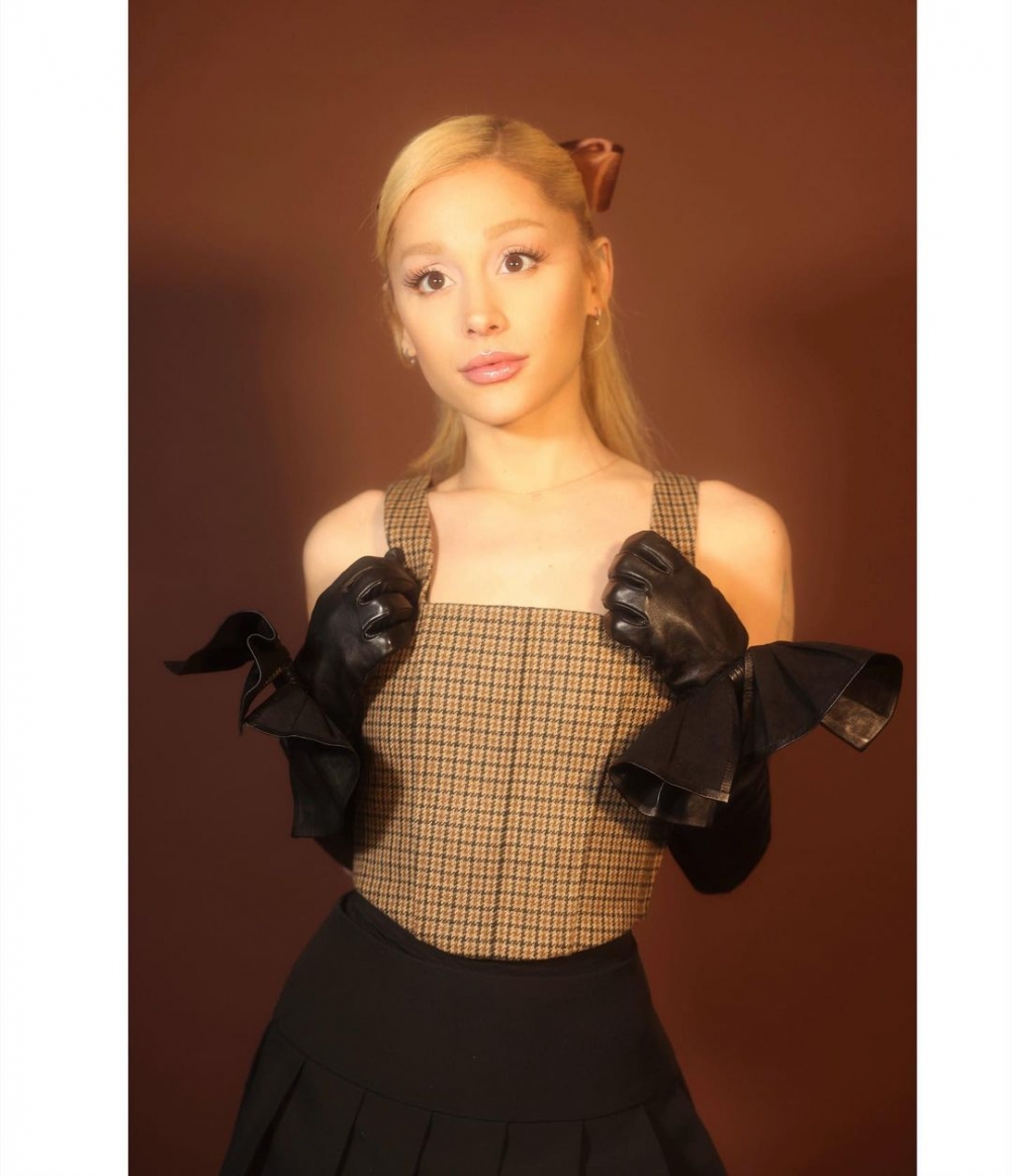 近日嘗試許多不同髮型的Ariana Grande。