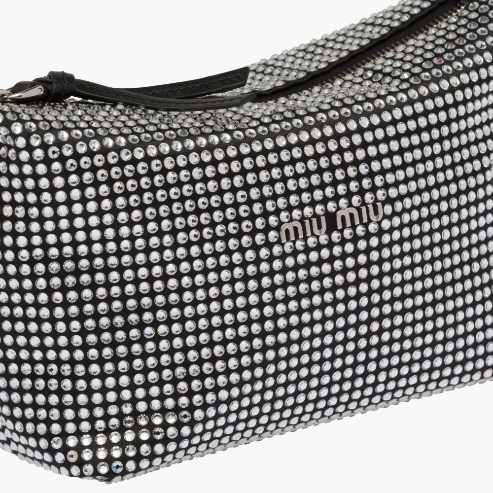 以白色人造水晶綴飾