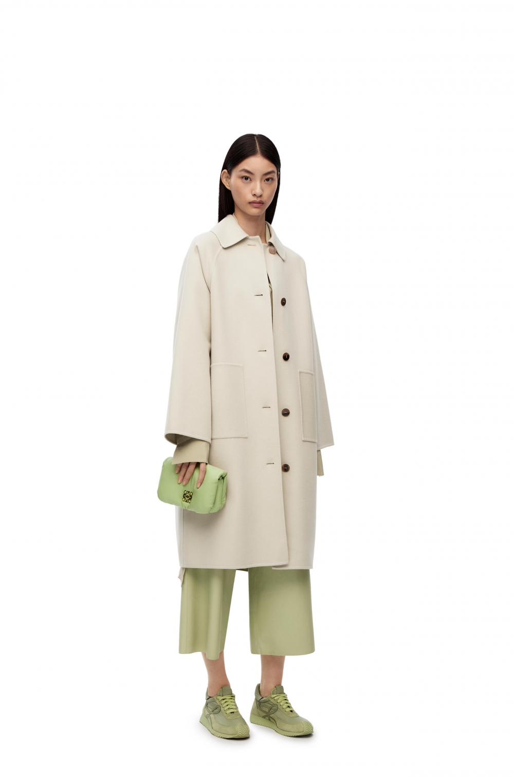 模特兒演繹LOEWE Mini Puffer Goya Bag-Light Pale Green。