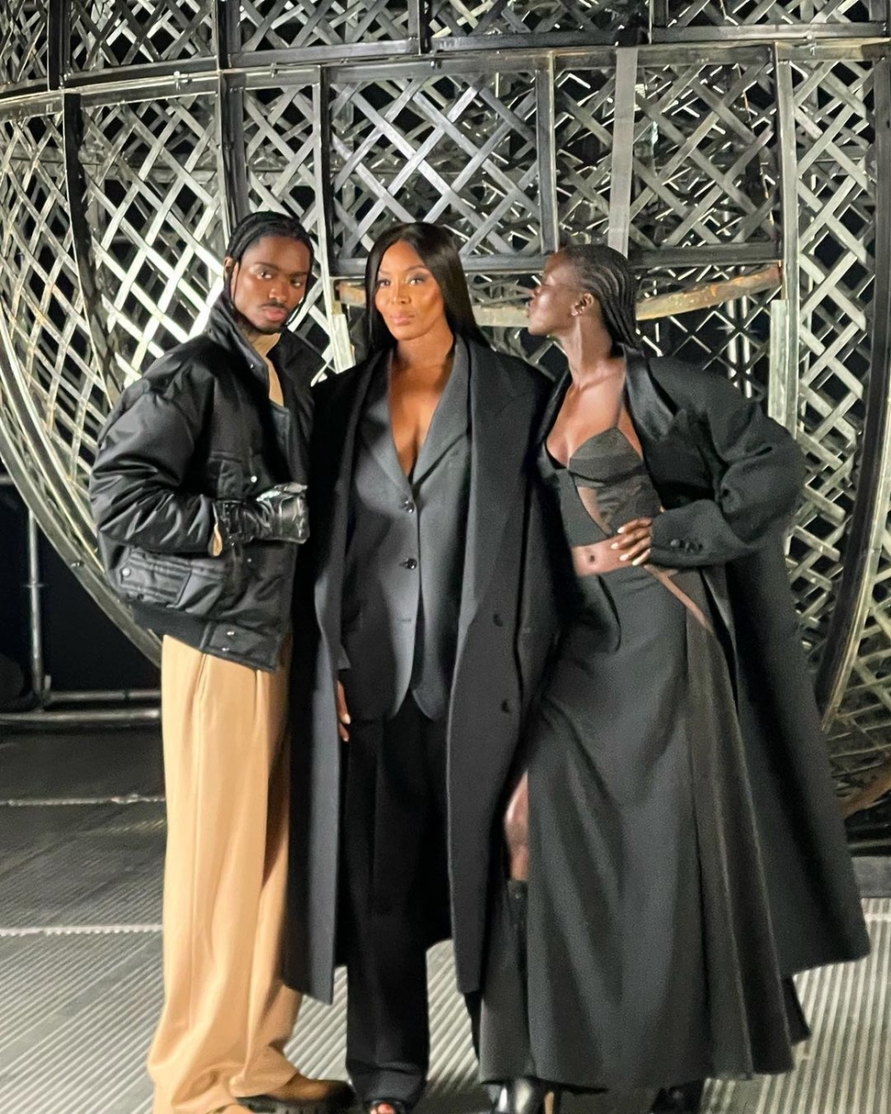 他與Naomi Campbell學習台步。