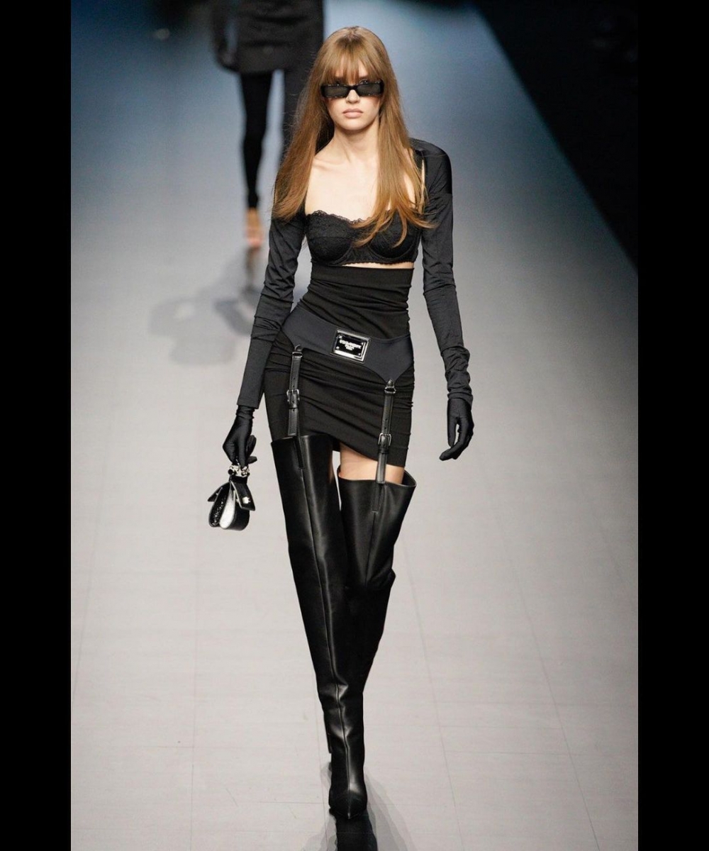 她為Dolce&Gabbana走秀時的性感姿態。