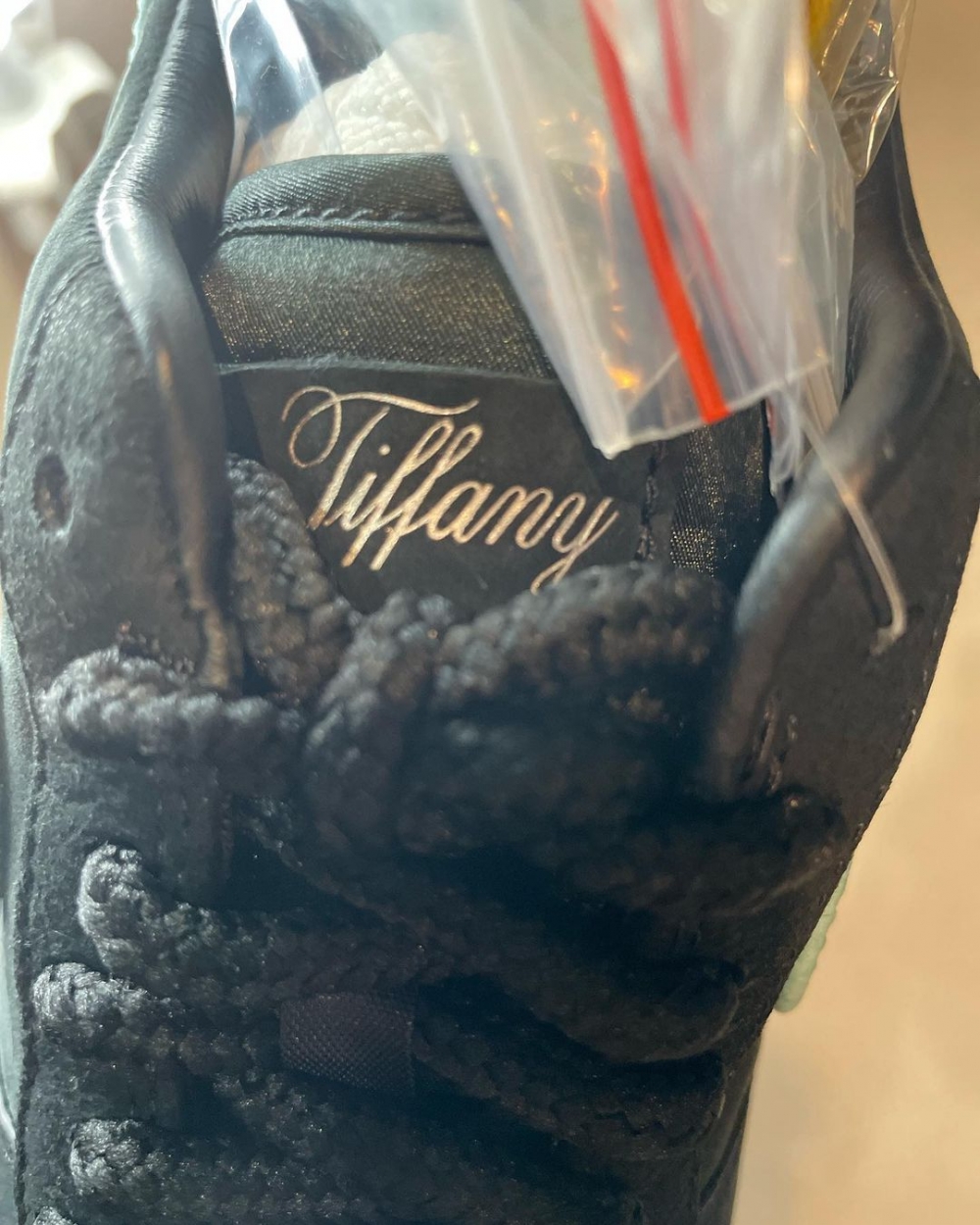 黑色鞋舌上繡有書寫體的Tiffany