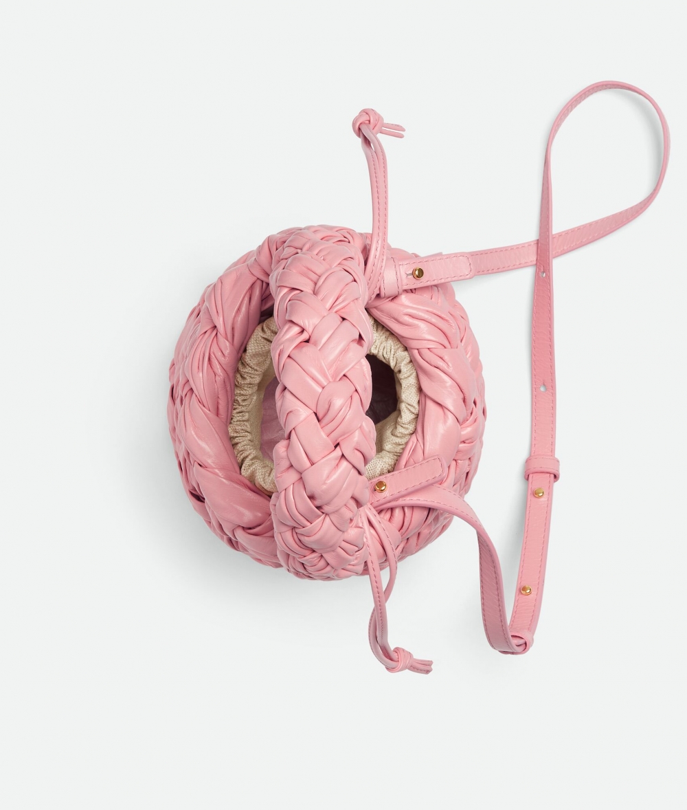 配合束口口袋隔層，方便實用