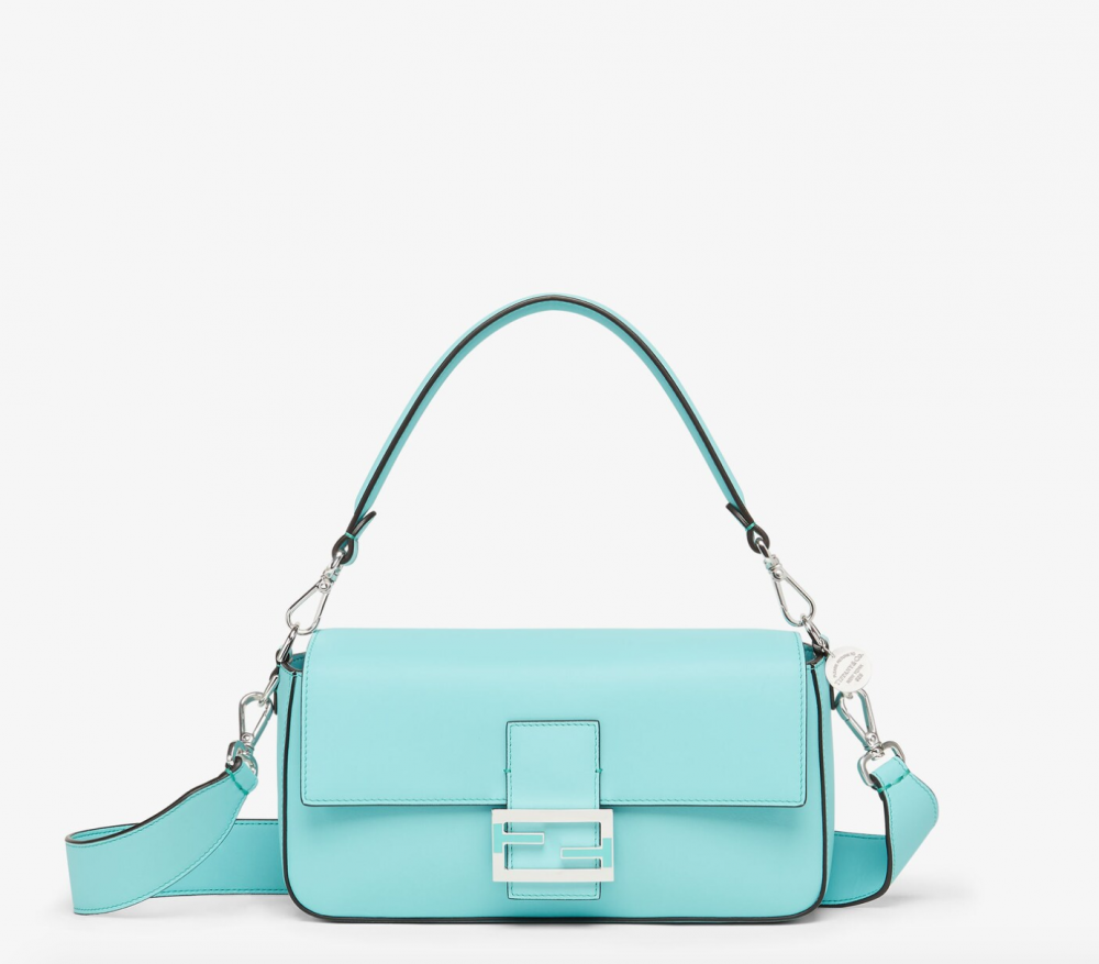 以經典Tiffany Blue光滑皮革製成的Baguette。