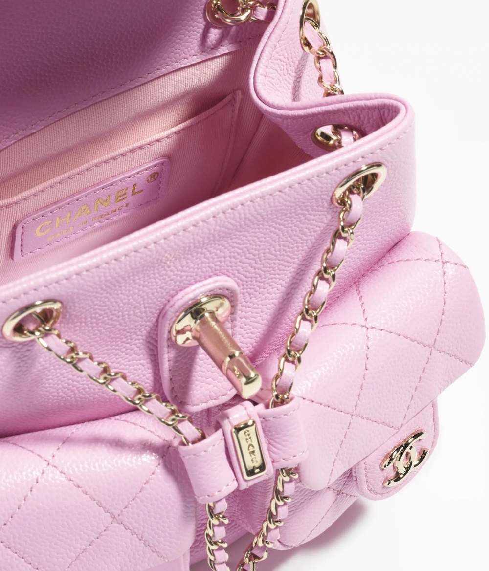 兩個迷你翻蓋袋為主要外觀設計。