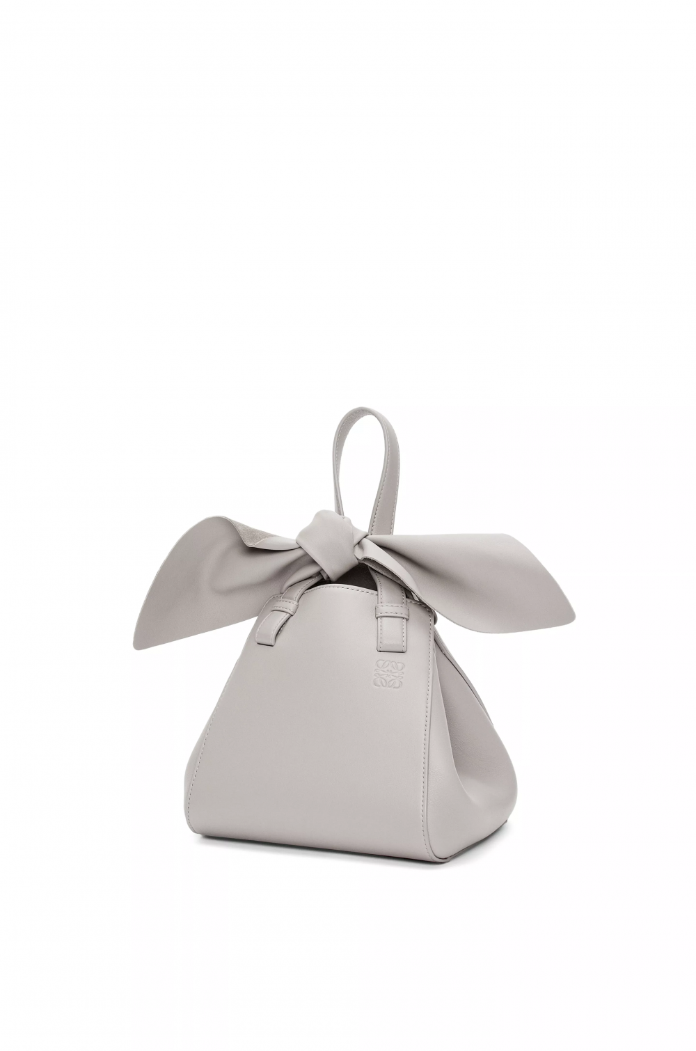 LOEWE手袋頂部打結設計是吸睛亮點