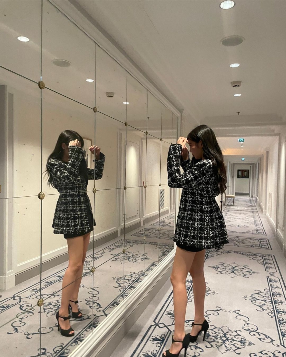 Jennie身穿CHANEL黑白色2022秋冬系列的閃亮斜紋軟呢外套