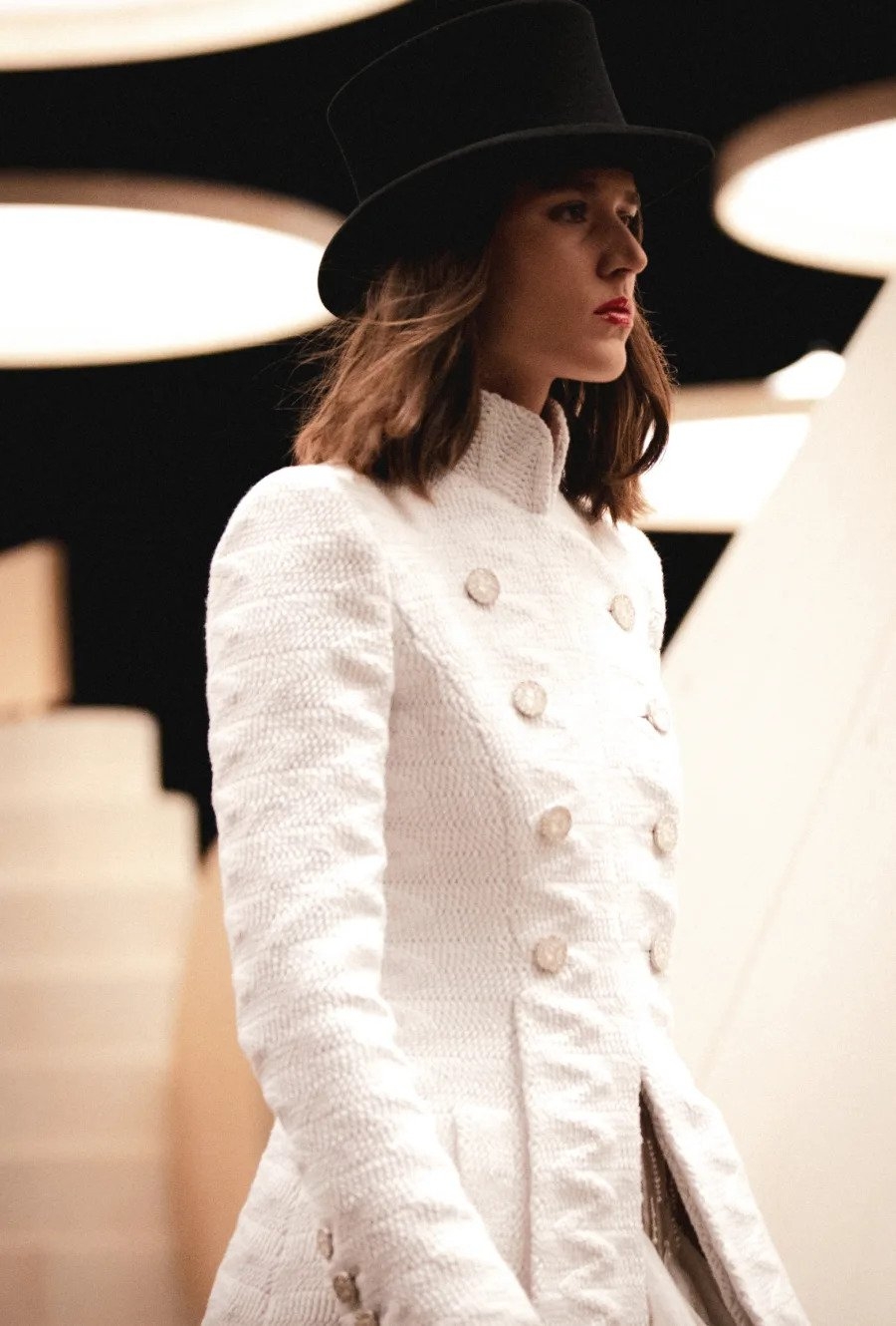 模特兒猶如準備上演一幕節慶巡遊。