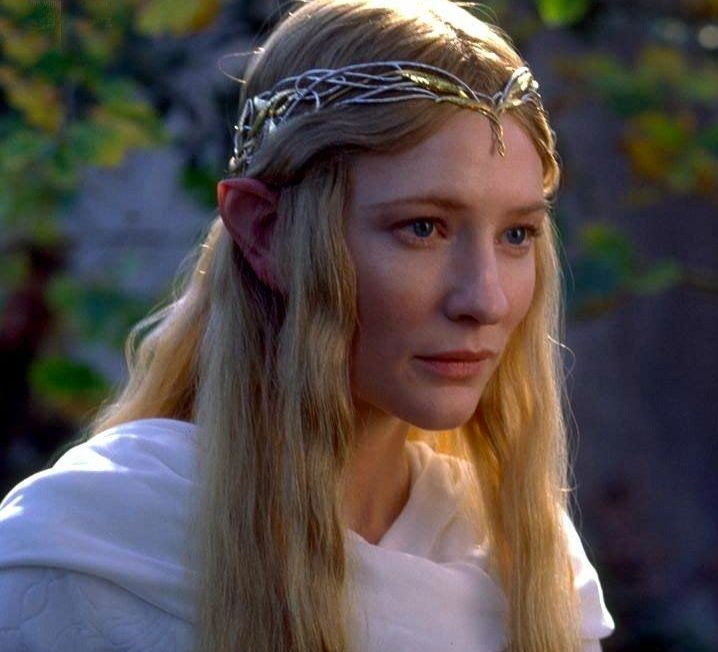 在《The Lord of the Rings》系列中演出Galadriel,讓她獲得精靈女王的稱號。