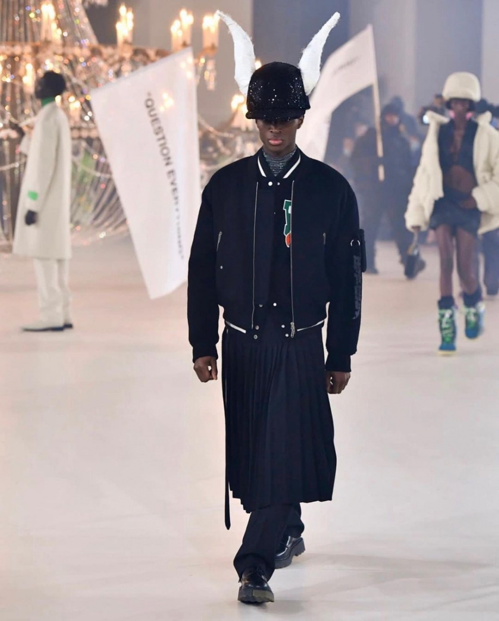 他也多次為Louis Vuitton走秀。