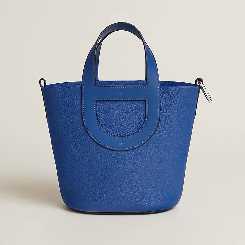 藍色的Hermès In the Loop 18 Bag。